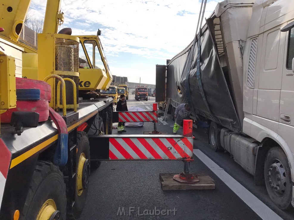 LKW Ladung verschoben A 3 Rich Oberhausen Hoehe AS Koeln Dellbrueck SP P42.jpg